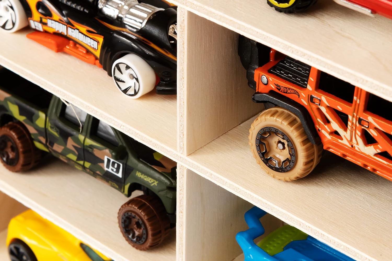 Raft organizator din lemn Montessori, Zola®, pentru colectionarii de masini, 90 compartimente, 78.5 x 50 x 4.5 cm Raft organizator din lemn Montessori, Zola®, pentru colectionarii de masini, 90 compartimente, 78.5 x 50 x 4.5 cm
